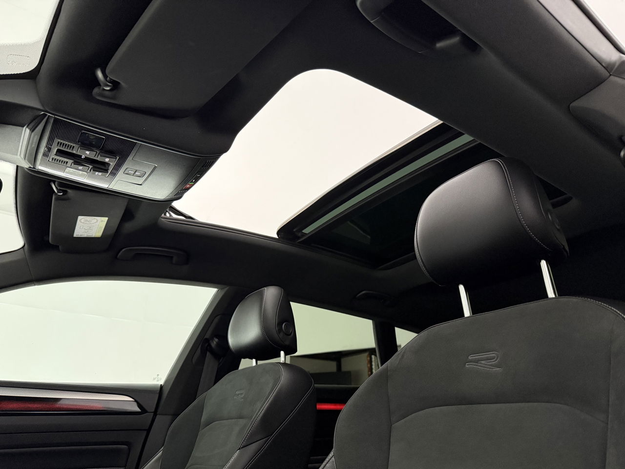 Volkswagen Arteon Shooting Brake 1.4 TSI eHybrid R-Line | Pano | Sfeerverl. | HuD | Virtual | Trekh. | LED | Carplay | Camera