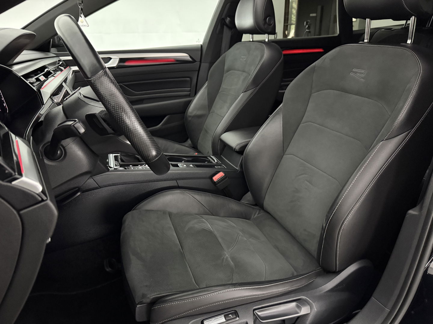 Volkswagen Arteon Shooting Brake 1.4 TSI eHybrid R-Line | Pano | Sfeerverl. | HUD | Virtual | Trekh. | Stoelmassage l LED | Carplay | Camera