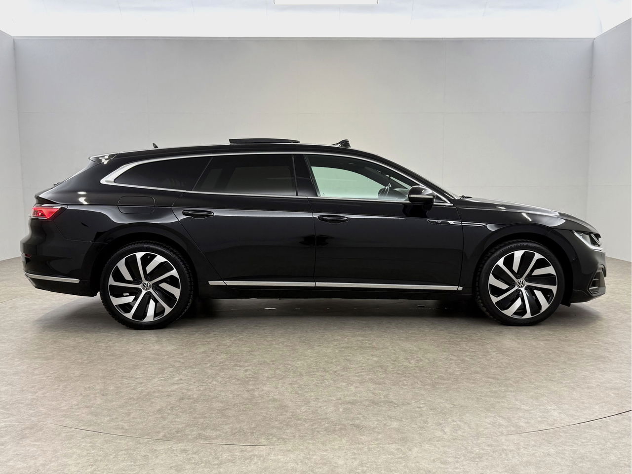 Volkswagen Arteon Shooting Brake 1.4 TSI eHybrid R-Line | Pano | Sfeerverl. | HuD | Virtual | Trekh. | LED | Carplay | Camera
