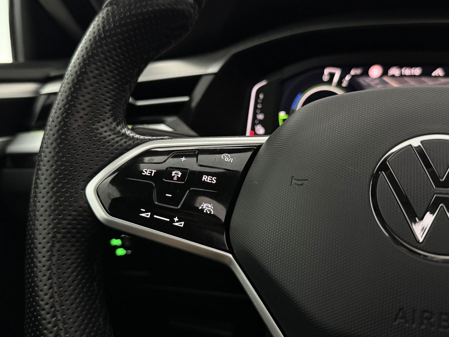 Volkswagen Arteon Shooting Brake 1.4 TSI eHybrid R-Line | Pano | Sfeerverl. | HUD | Virtual | Trekh. | Stoelmassage l LED | Carplay | Camera