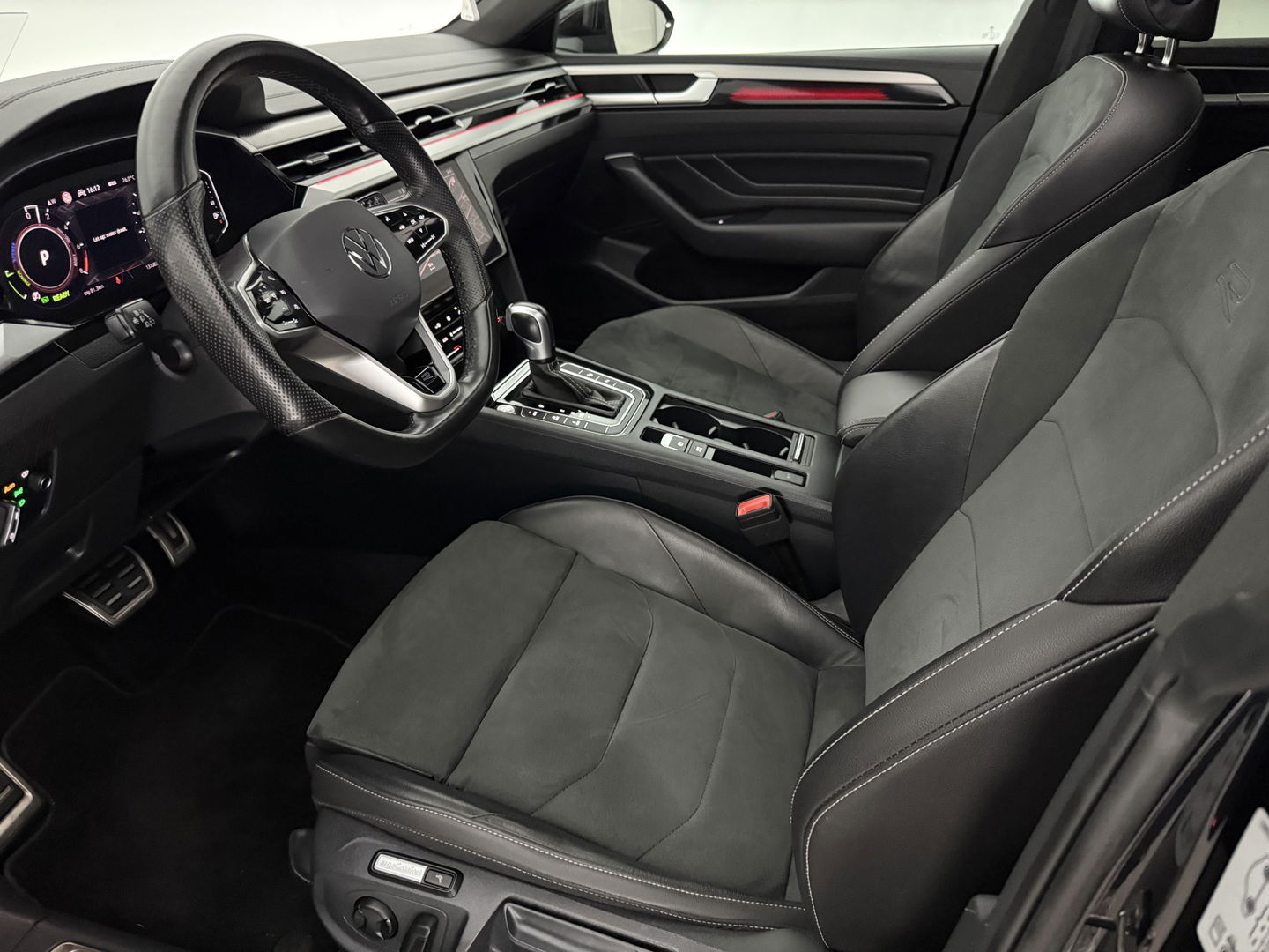 Volkswagen Arteon Shooting Brake 1.4 TSI eHybrid R-Line | Pano | Sfeerverl. | HUD | Virtual | Trekh. | Stoelmassage l LED | Carplay | Camera