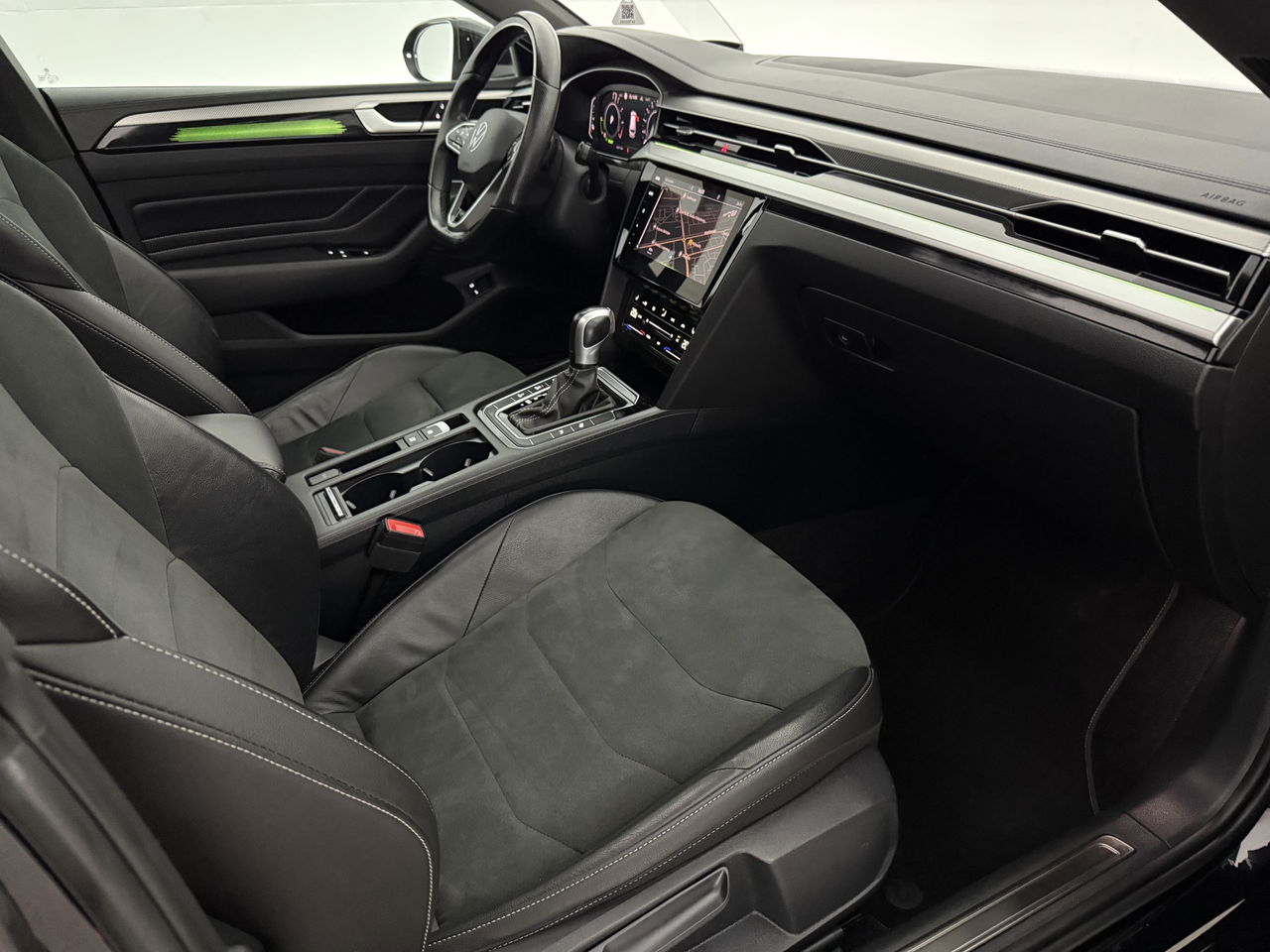 Volkswagen Arteon Shooting Brake 1.4 TSI eHybrid R-Line | Pano | Sfeerverl. | HuD | Virtual | Trekh. | LED | Carplay | Camera