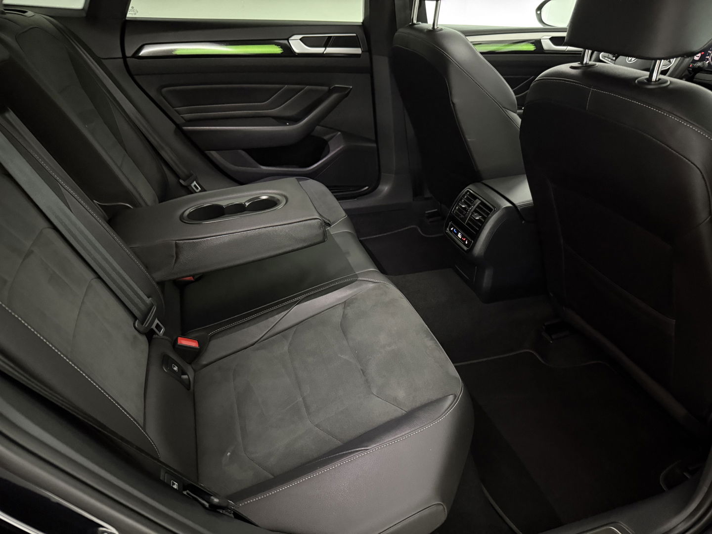 Volkswagen Arteon Shooting Brake 1.4 TSI eHybrid R-Line | Pano | Sfeerverl. | HUD | Virtual | Trekh. | Stoelmassage l LED | Carplay | Camera