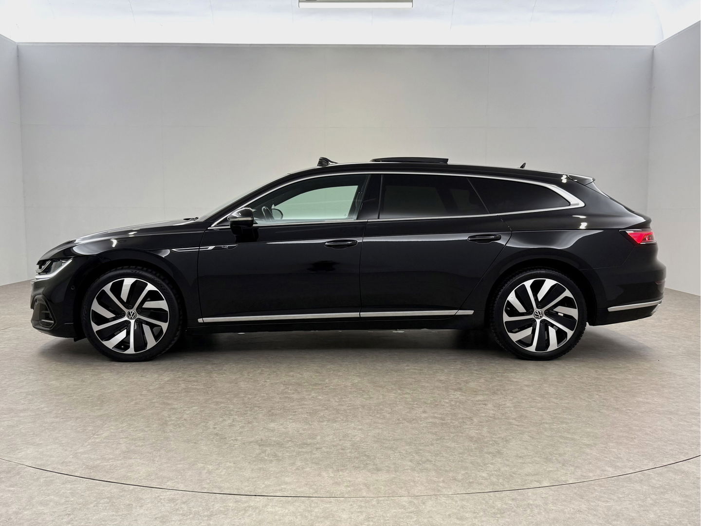 Volkswagen Arteon Shooting Brake 1.4 TSI eHybrid R-Line | Pano | Sfeerverl. | HUD | Virtual | Trekh. | Stoelmassage l LED | Carplay | Camera