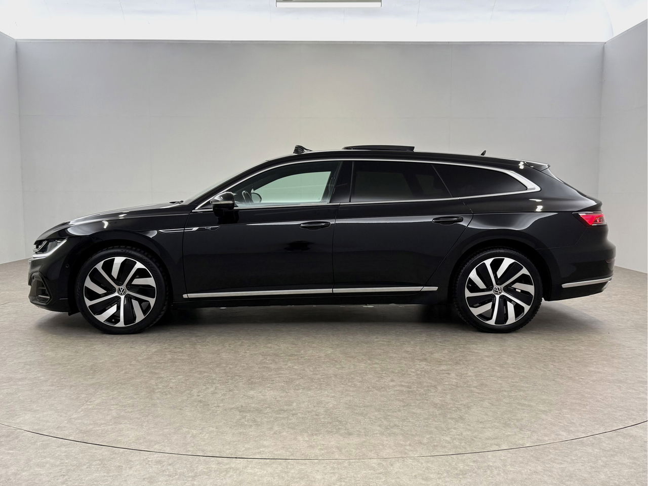 Volkswagen Arteon Shooting Brake 1.4 TSI eHybrid R-Line | Pano | Sfeerverl. | HuD | Virtual | Trekh. | LED | Carplay | Camera