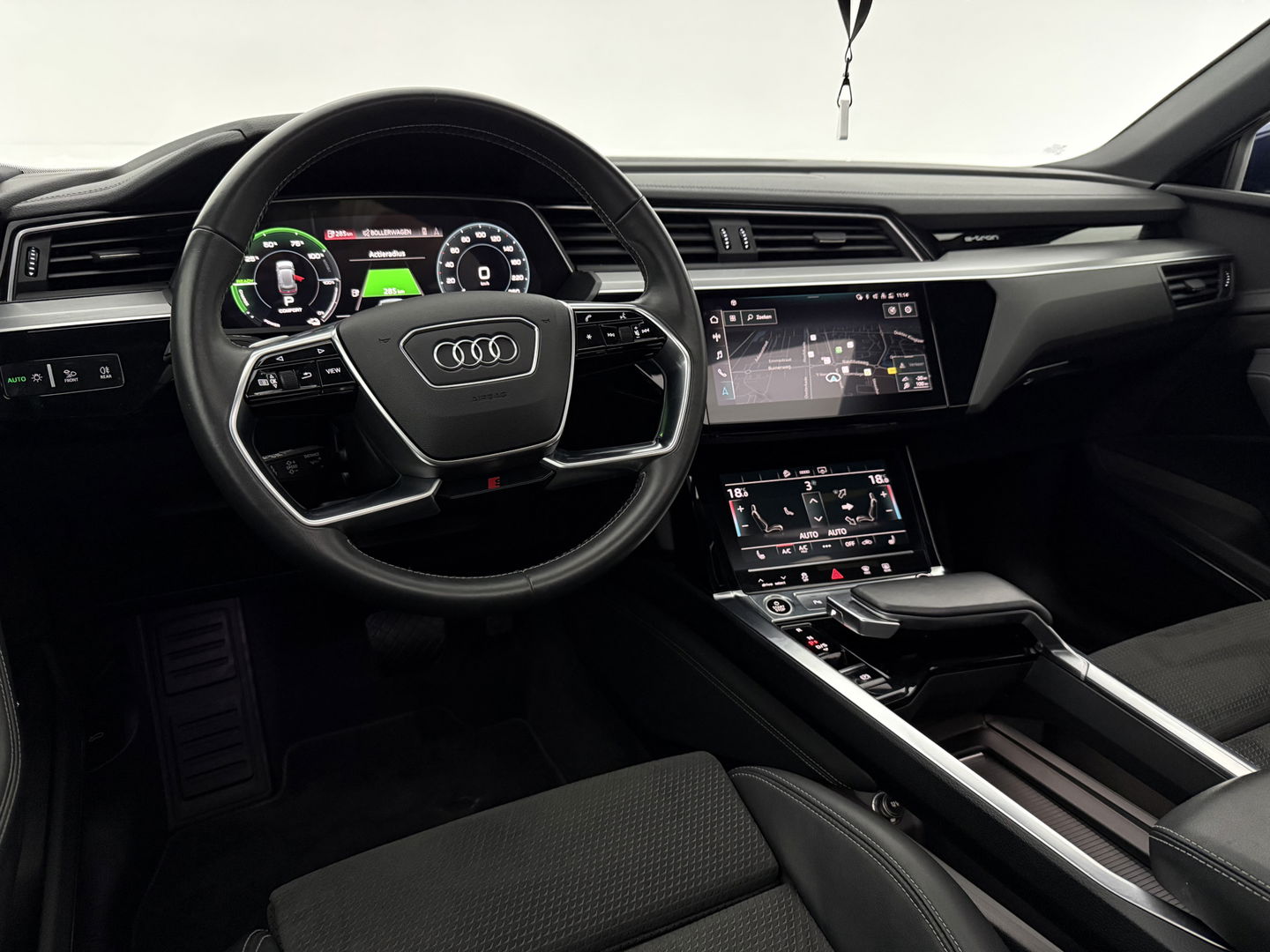 Audi e-tron 55 Quattro S-line 95 kWh | Pano | B&O | Virtual | Sfeerverl. | Trekh | Memory | NAP
