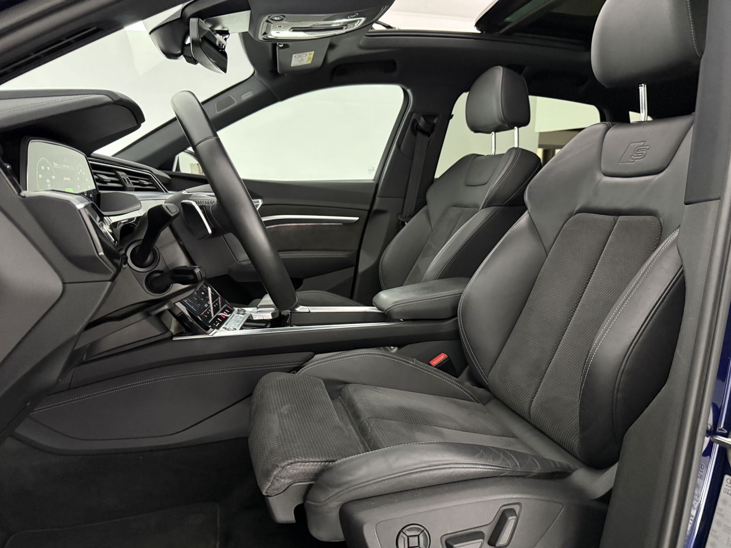 Audi e-tron 55 Quattro S-line 95 kWh | Pano | B&O | Virtual | Sfeerverl. | Trekh | Memory | NAP