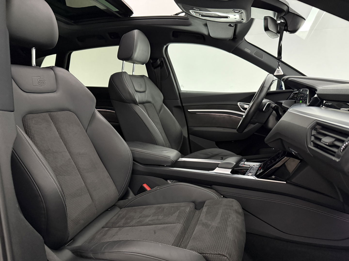 Audi e-tron 55 Quattro S-line 95 kWh | Pano | B&O | Virtual | Sfeerverl. | Trekh | Memory | NAP