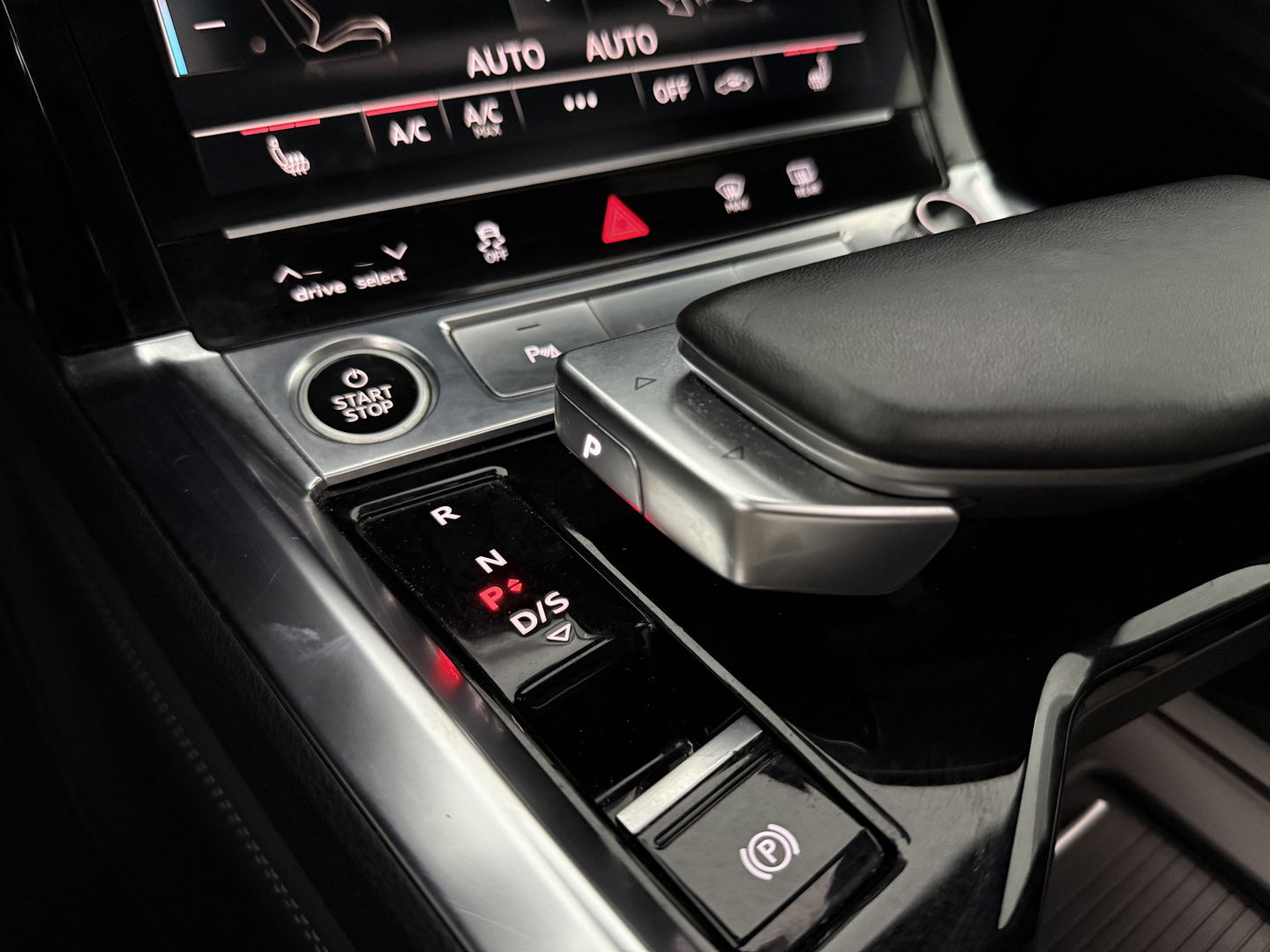 Audi e-tron 55 Quattro S-line 95 kWh | Pano | B&O | Virtual | Sfeerverl. | Trekh | Memory | NAP
