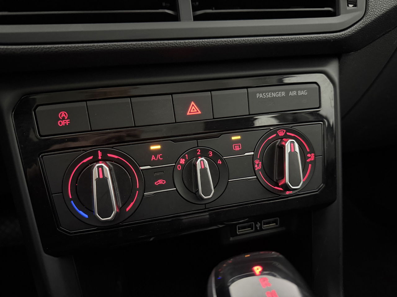 Volkswagen T-Cross 1.0 TSI | LED | Carplay | Airco | Adaptieve Cruise | Navigatie | NAP
