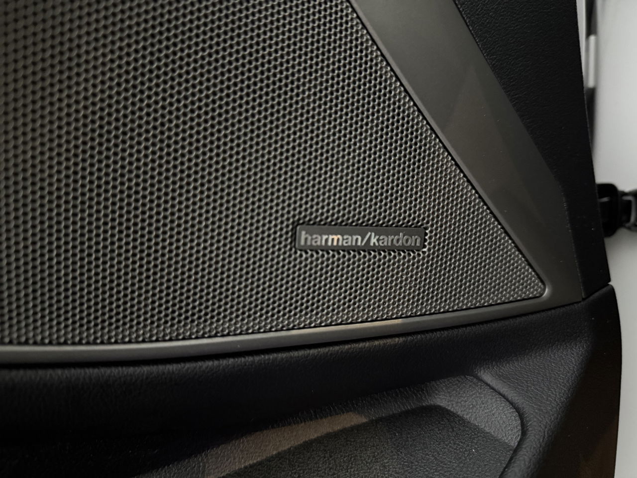 BMW 3-serie 320i | 184PK | M-sport | Sfeerverl. | HuD | H/K | Virtual | Adaptieve Cruise | Carplay | NAP
