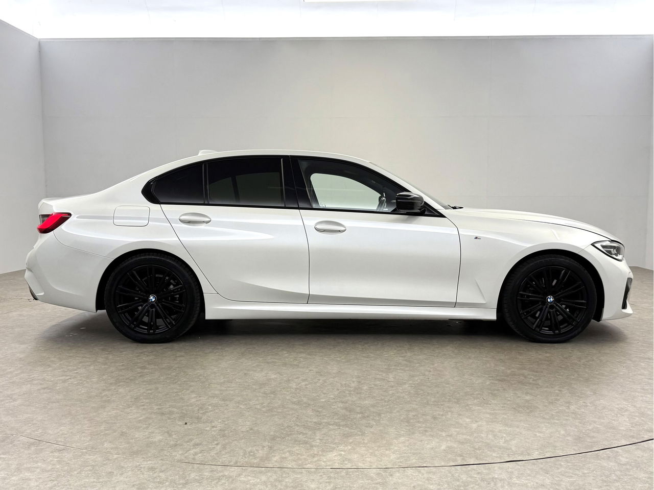 BMW 3-serie 320i | 184PK | M-sport | Sfeerverl. | HuD | H/K | Virtual | Adaptieve Cruise | Carplay | NAP