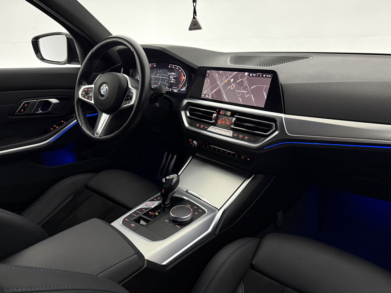 BMW 3-serie 320i | 184PK | M-sport | Sfeerverl. | HuD | H/K | Virtual | Adaptieve Cruise | Carplay | NAP