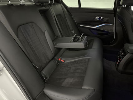 BMW 3-serie 320i | 184PK | M-sport | Sfeerverl. | HuD | H/K | Virtual | Adaptieve Cruise | Carplay | NAP