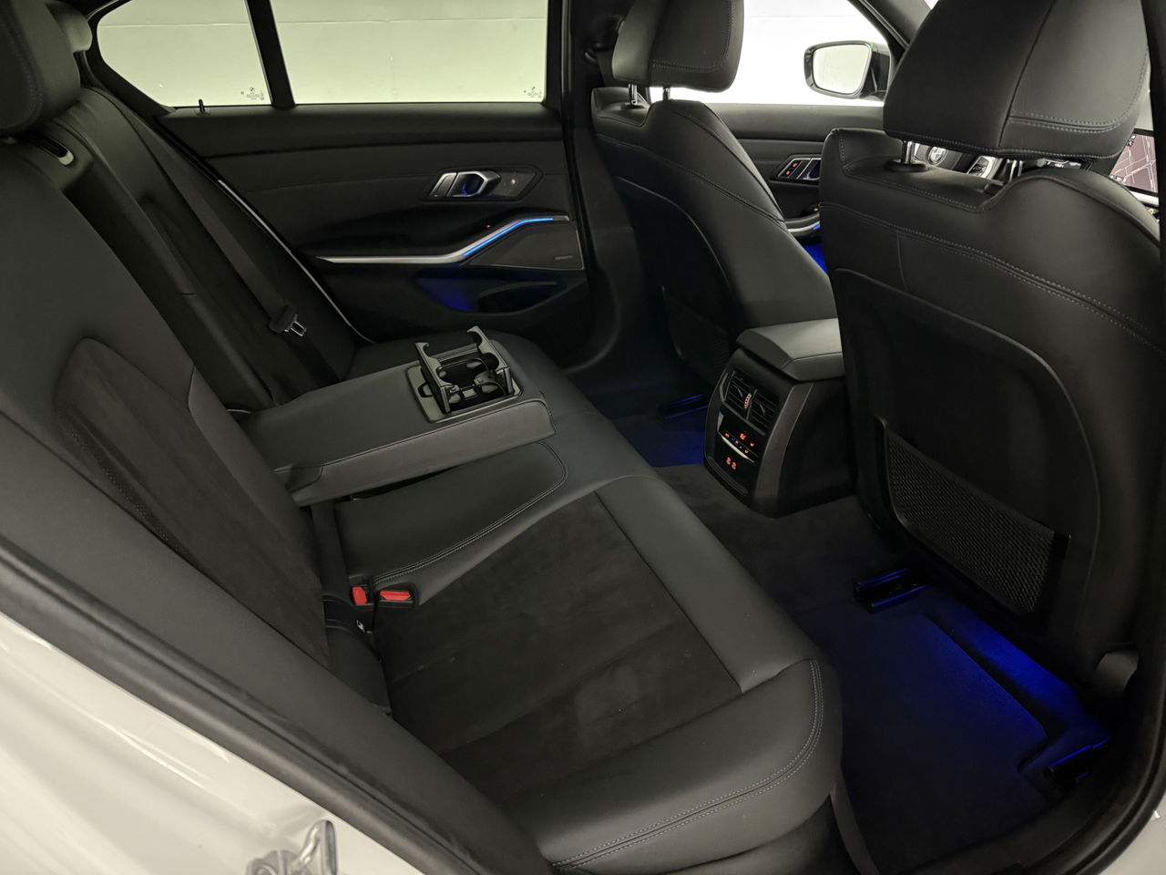 BMW 3-serie 320i | 184PK | M-sport | Sfeerverl. | HuD | H/K | Virtual | Adaptieve Cruise | Carplay | NAP