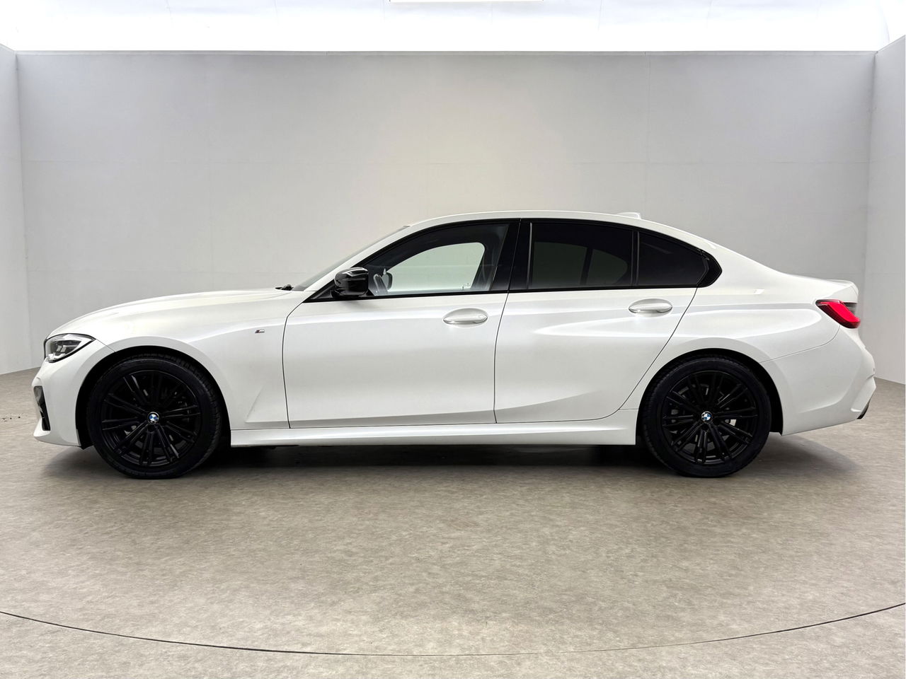 BMW 3-serie 320i | 184PK | M-sport | Sfeerverl. | HuD | H/K | Virtual | Adaptieve Cruise | Carplay | NAP