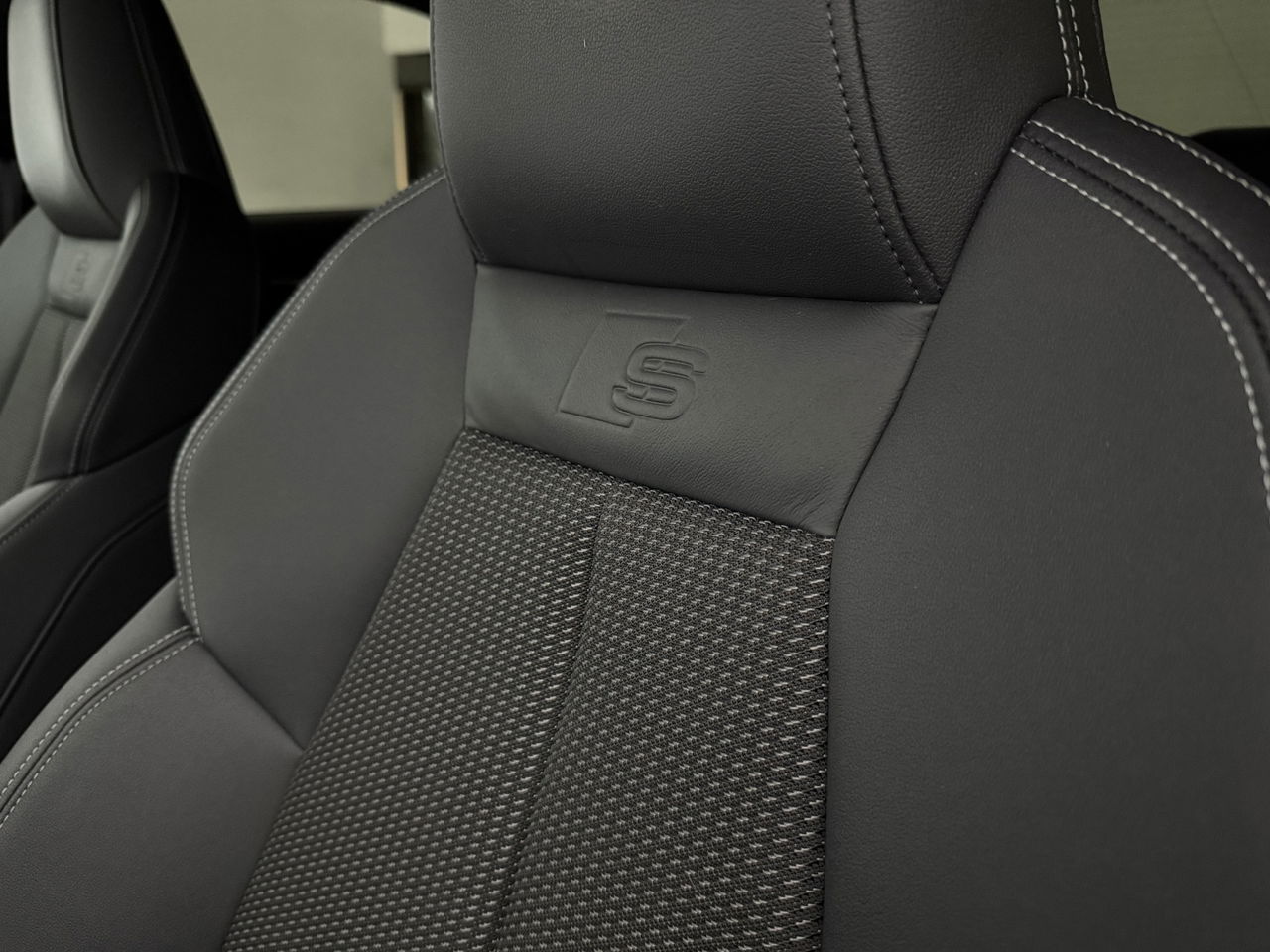 Audi A3 30TFSI S-Line | Virtual | Carplay | Navi | Parkeersens. | Stoelverwarming | LED | NAP