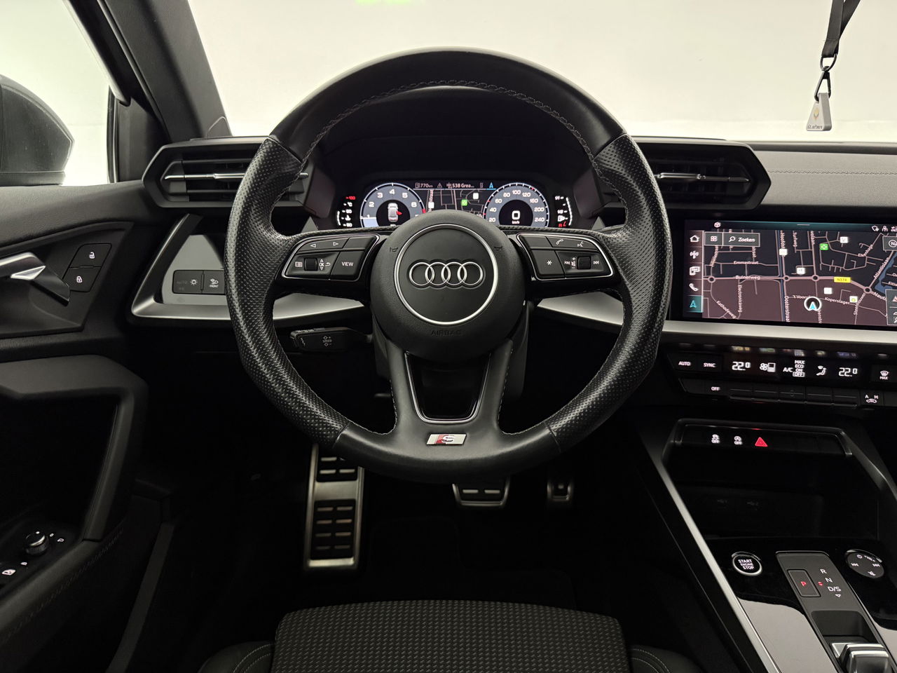 Audi A3 30TFSI S-Line | Virtual | Carplay | Navi | Parkeersens. | Stoelverwarming | LED | NAP