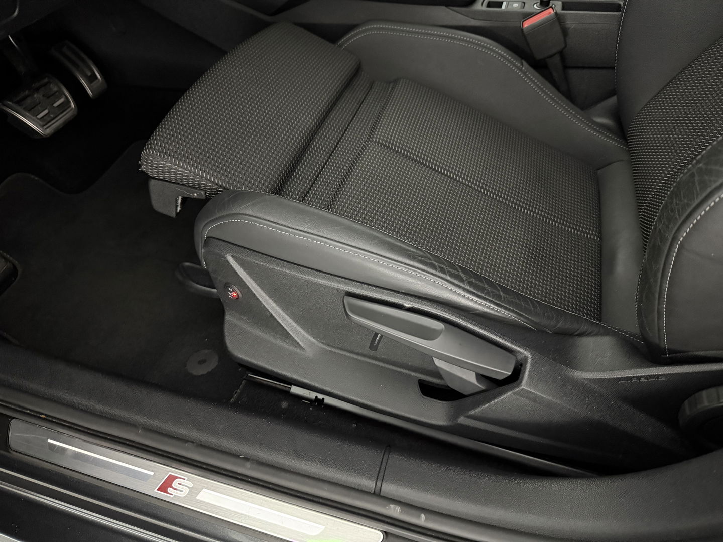 Audi A3 30TFSI S-Line | Virtual | Carplay | Navi | Parkeersens. | Stoelverwarming | LED | NAP