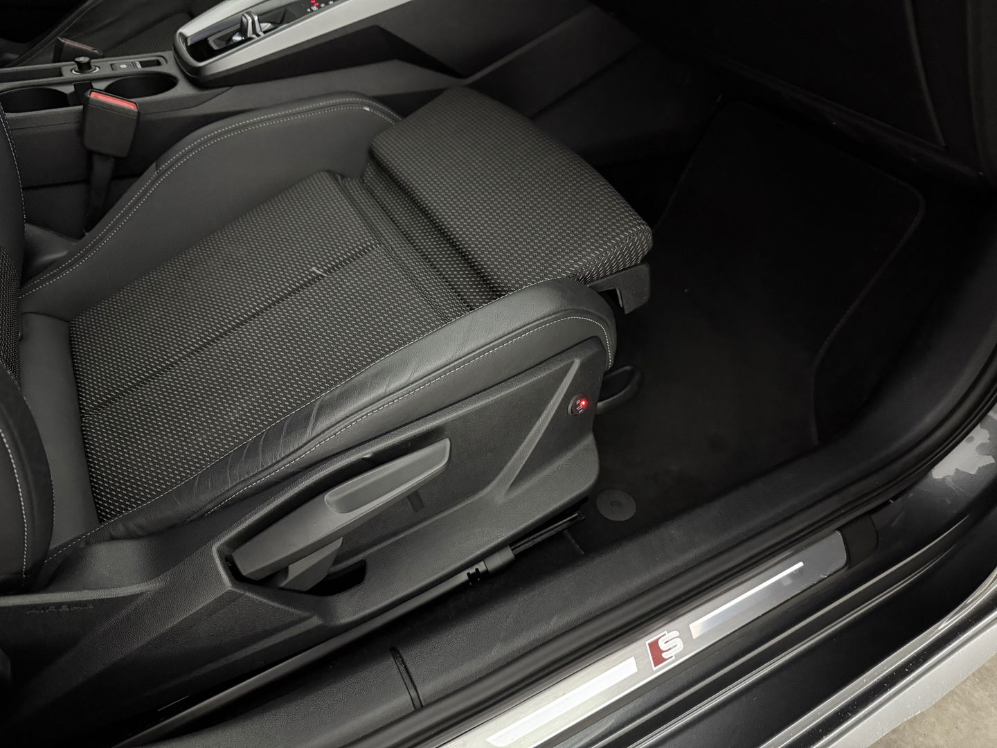 Audi A3 30TFSI S-Line | Virtual | Carplay | Navi | Parkeersens. | Stoelverwarming | LED | NAP