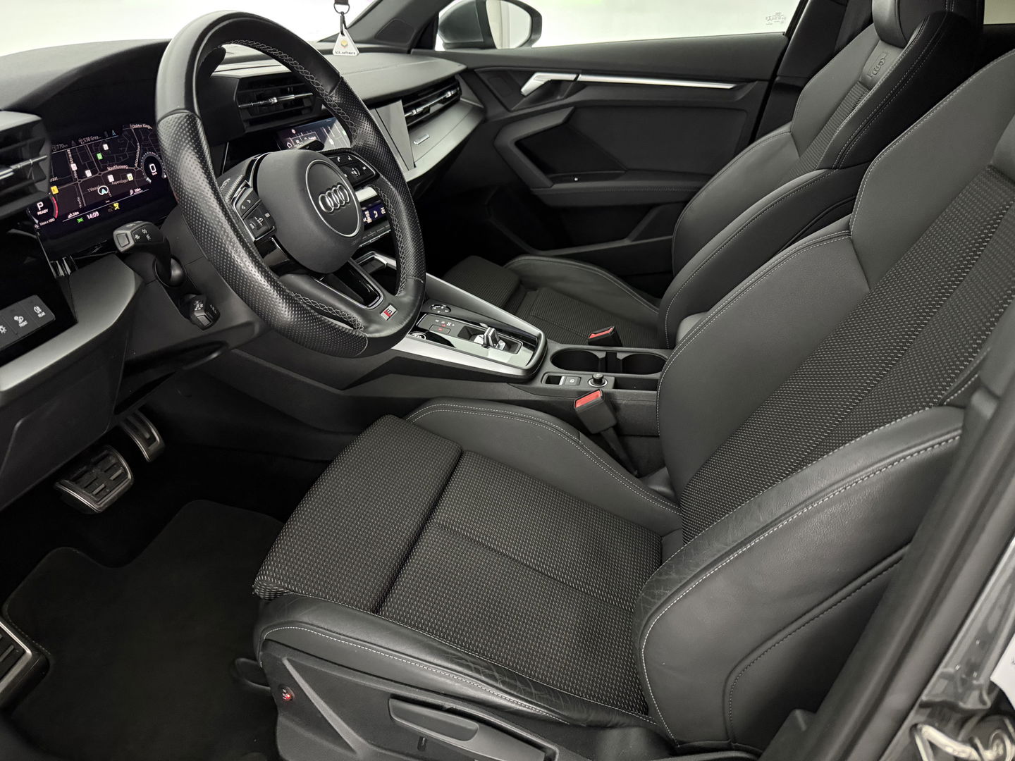 Audi A3 30TFSI S-Line | Virtual | Carplay | Navi | Parkeersens. | Stoelverwarming | LED | NAP