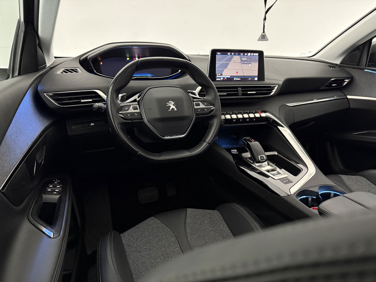 Peugeot 5008 1.2 PureTech Avantage | 7-zits | Pano | 360° | Sfeerverl. | Trekh | Carplay | LED | NAP