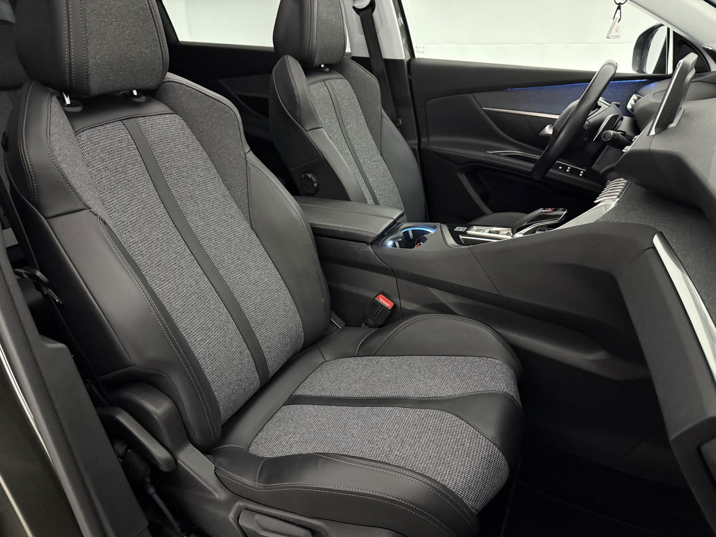 Peugeot 5008 1.2 PureTech Avantage | 7-zits | Pano | 360° | Sfeerverl. | Trekh | Carplay | LED | NAP