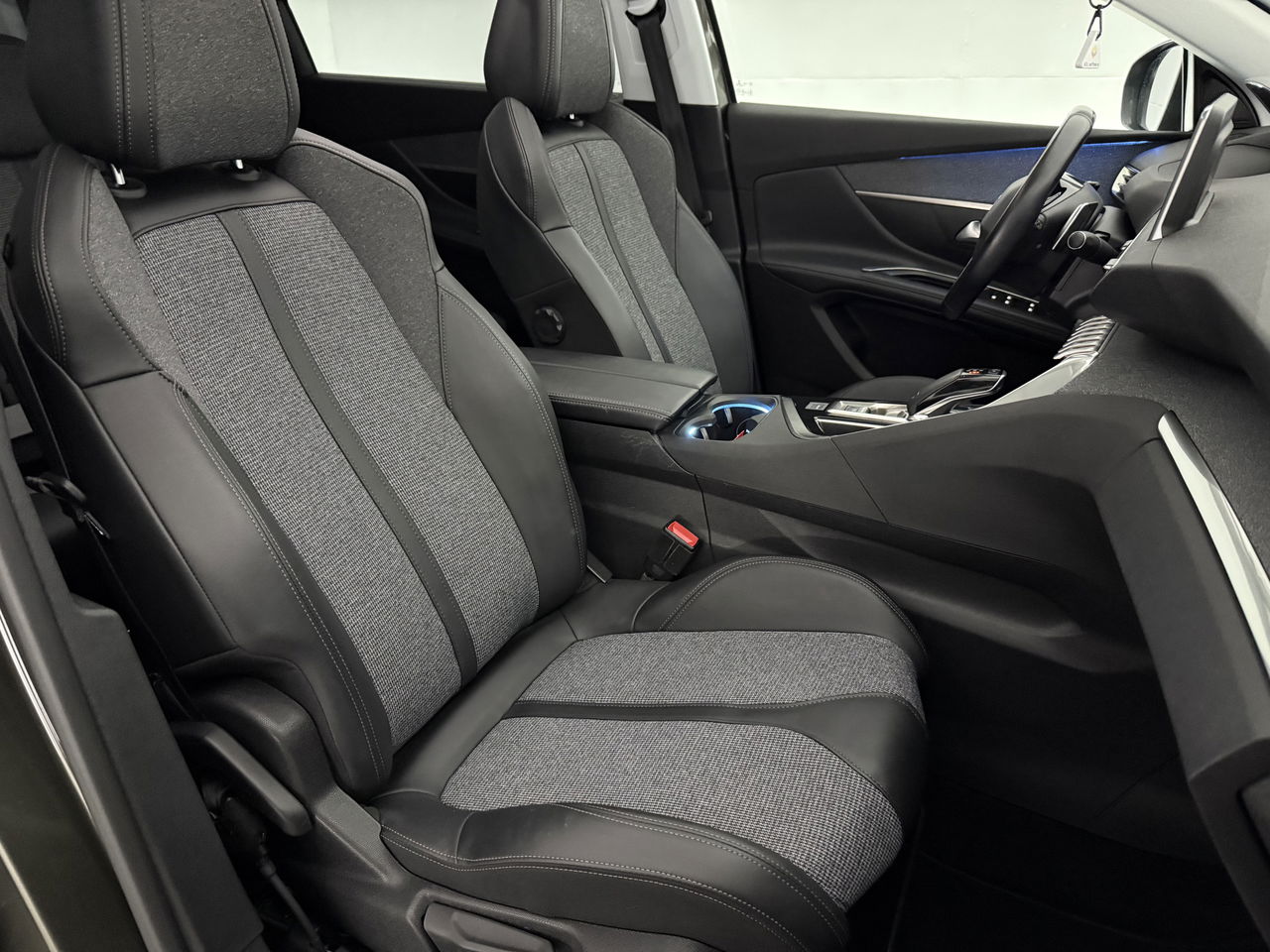 Peugeot 5008 1.2 PureTech Avantage | 7-zits | Pano | 360° | Sfeerverl. | Trekh | Carplay | LED | NAP