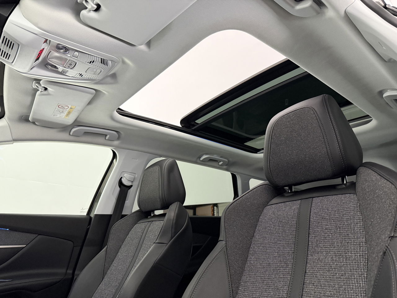 Peugeot 5008 1.2 PureTech Avantage | 7-zits | Pano | 360° | Sfeerverl. | Trekh | Carplay | LED | NAP