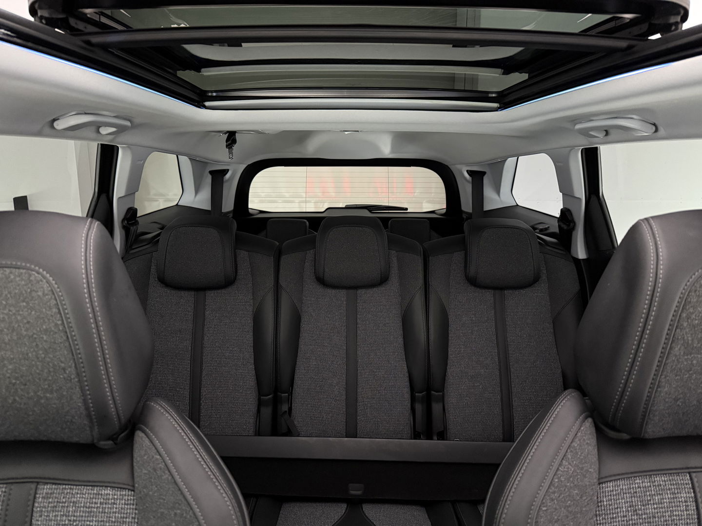 Peugeot 5008 1.2 PureTech Avantage | 7-zits | Pano | 360° | Sfeerverl. | Trekh | Carplay | LED | NAP