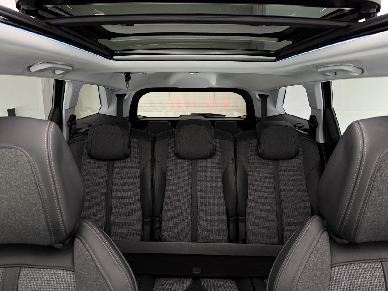 Peugeot 5008 1.2 PureTech Avantage | 7-zits | Pano | 360° | Sfeerverl. | Trekh | Carplay | LED | NAP