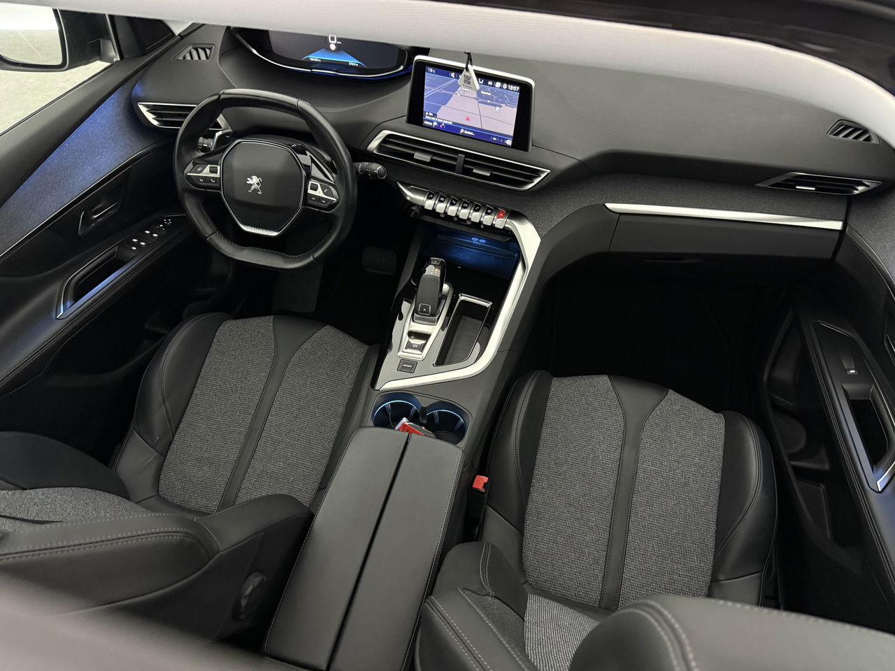 Peugeot 5008 1.2 PureTech Avantage | 7-zits | Pano | 360° | Sfeerverl. | Trekh | Carplay | LED | NAP