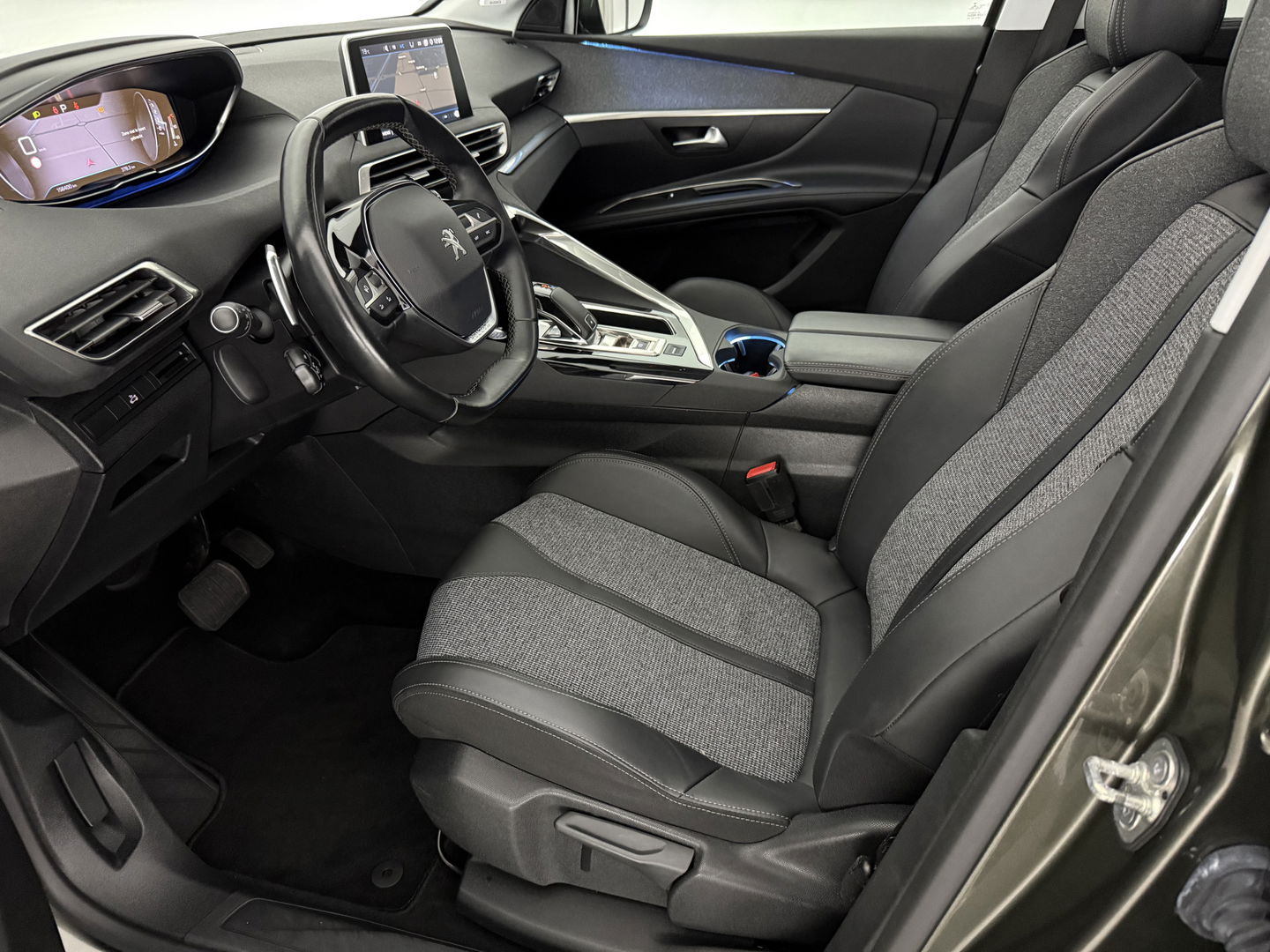 Peugeot 5008 1.2 PureTech Avantage | 7-zits | Pano | 360° | Sfeerverl. | Trekh | Carplay | LED | NAP