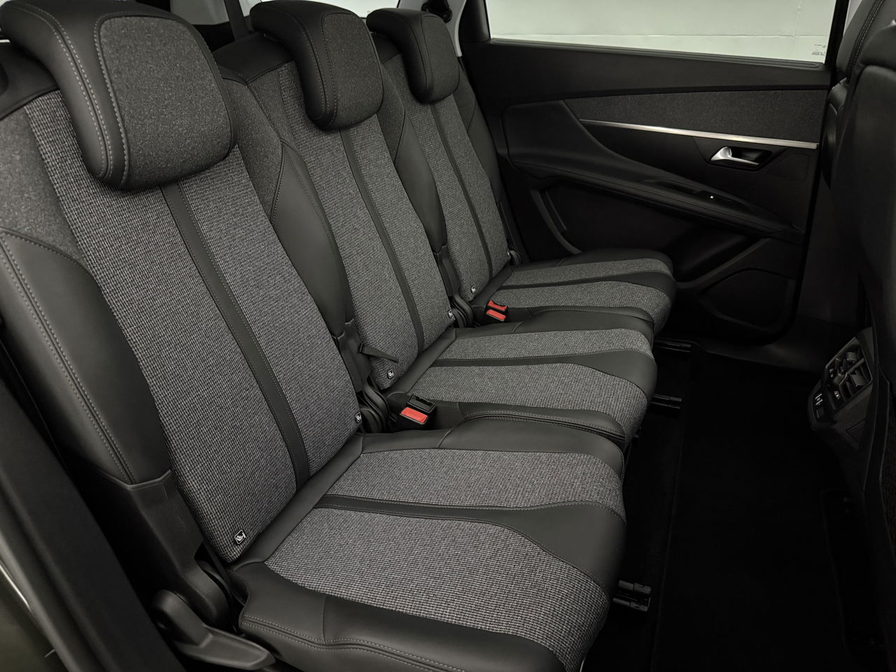 Peugeot 5008 1.2 PureTech Avantage | 7-zits | Pano | 360° | Sfeerverl. | Trekh | Carplay | LED | NAP