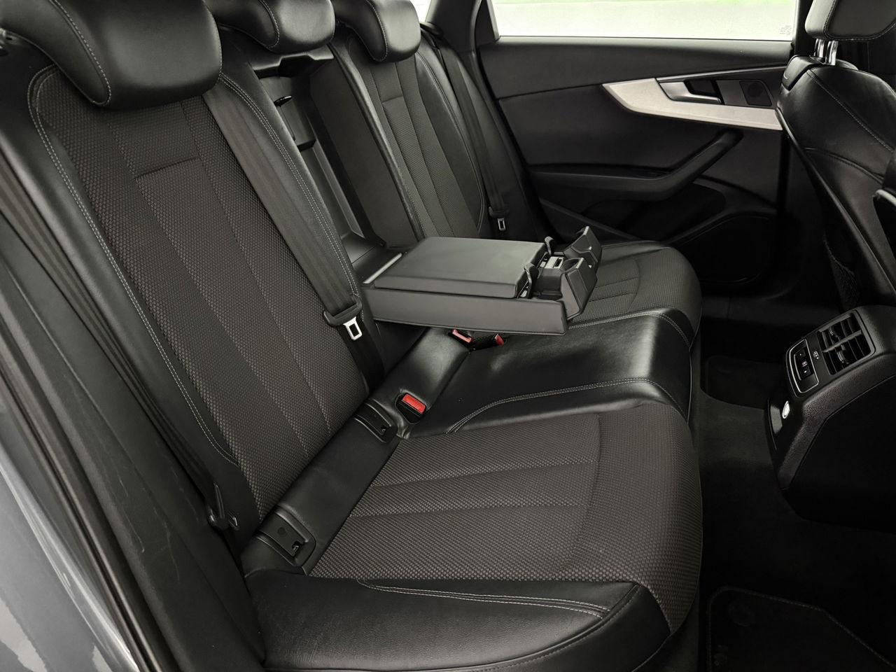 Audi A4 1.4 TFSI 150PK Sport S line | Clima | Cruise | Navigatie | Parkeersens. | LED | NAP