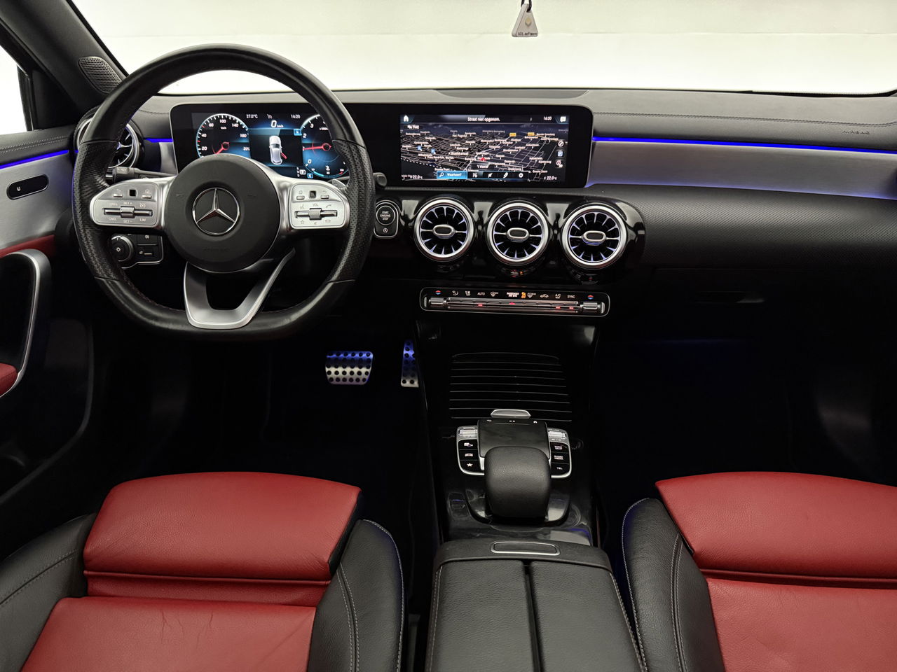 Mercedes-Benz A-Klasse 180 AMG | Pano | Sfeerverl. | Virtual | Camera | Carplay | LED