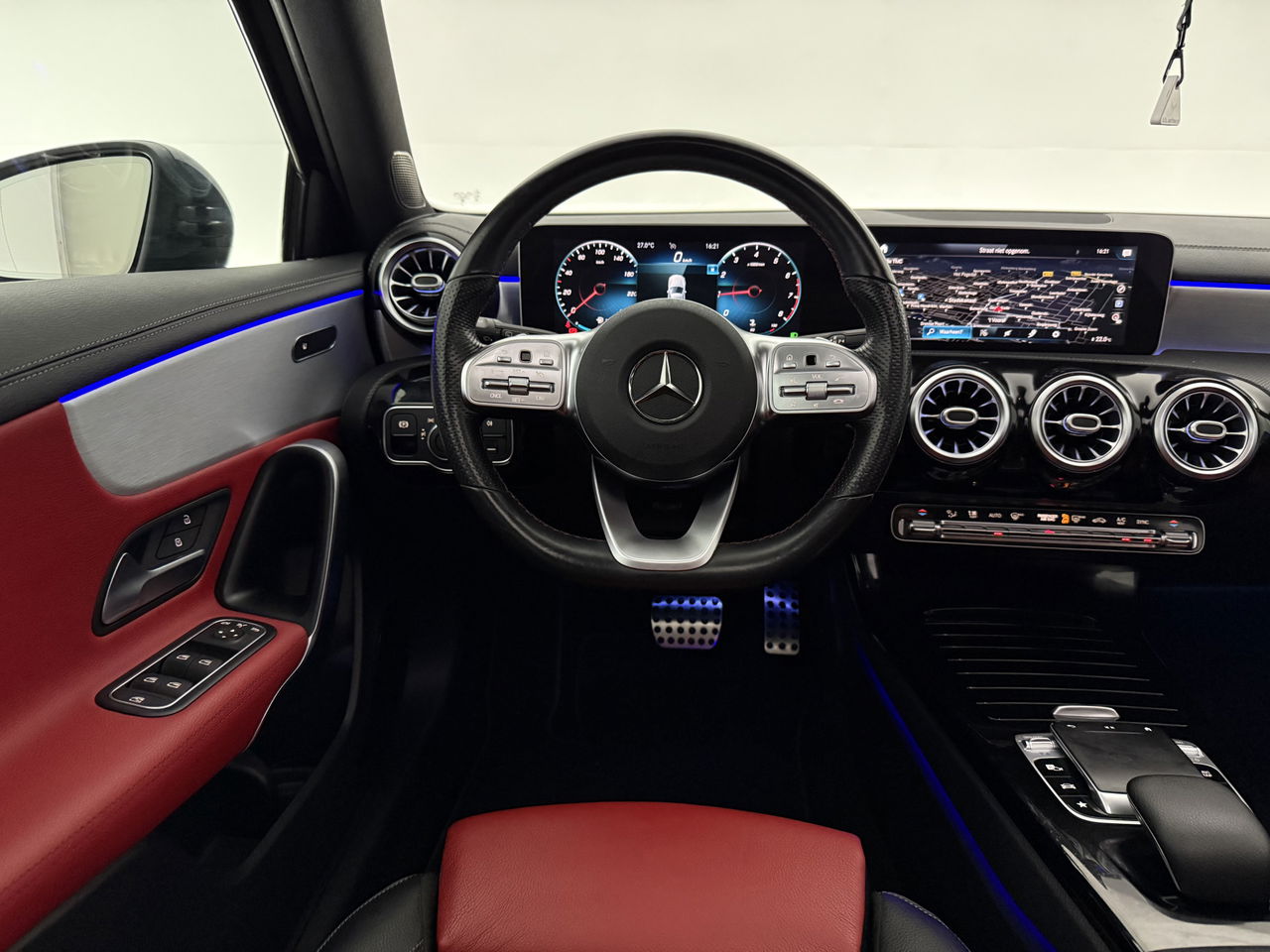 Mercedes-Benz A-Klasse 180 AMG | Pano | Sfeerverl. | Virtual | Camera | Carplay | LED