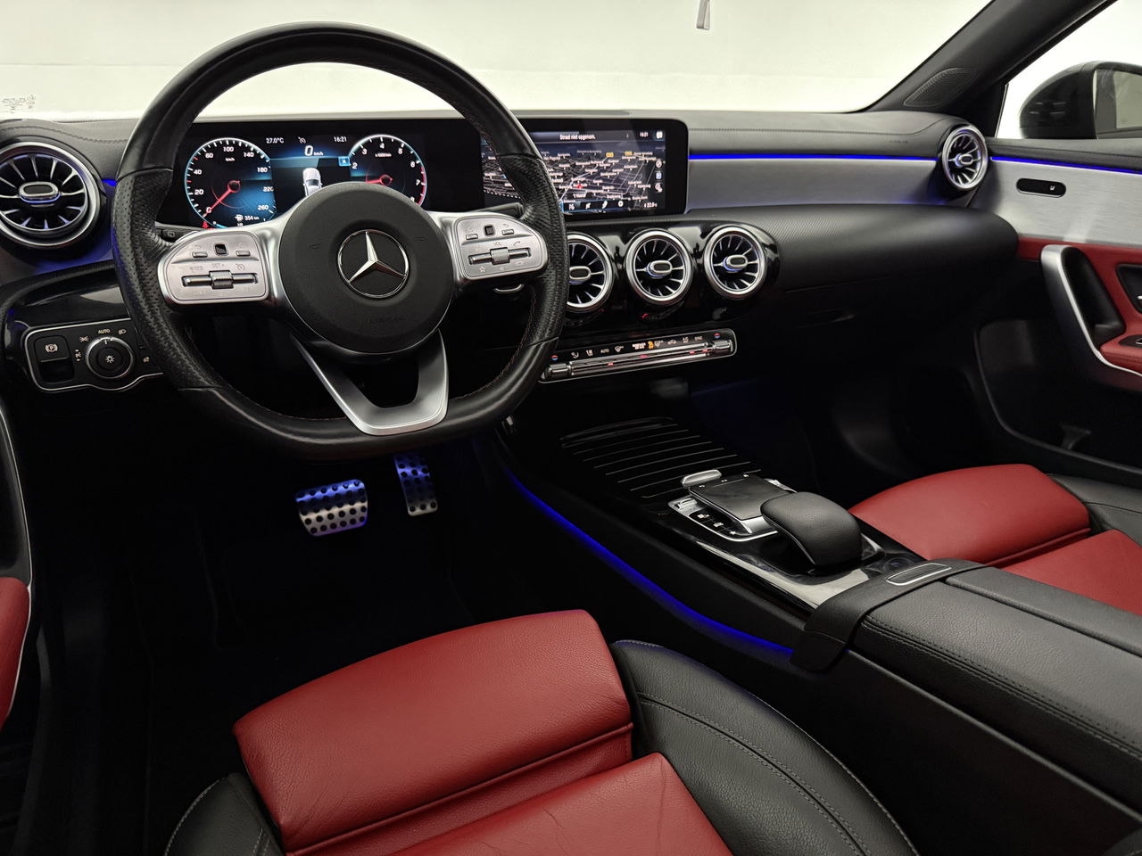 Mercedes-Benz A-Klasse 180 AMG | Pano | Sfeerverl. | Virtual | Camera | Carplay | LED