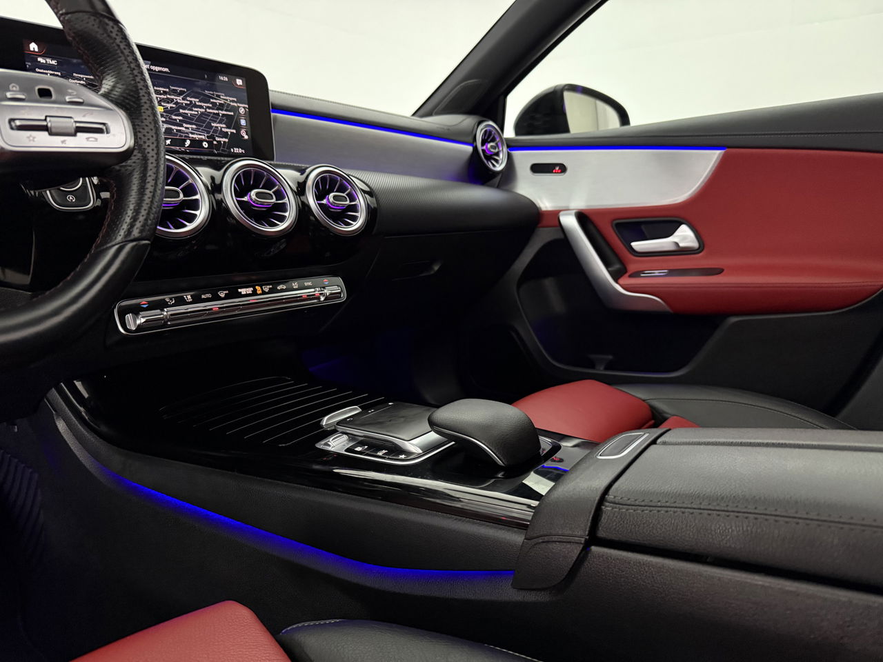Mercedes-Benz A-Klasse 180 AMG | Pano | Sfeerverl. | Virtual | Camera | Carplay | LED