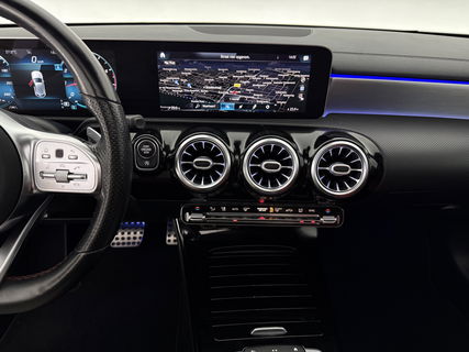 Mercedes-Benz A-Klasse 180 AMG | Pano | Sfeerverl. | Virtual | Camera | Carplay | LED