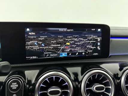 Mercedes-Benz A-Klasse 180 AMG | Pano | Sfeerverl. | Virtual | Camera | Carplay | LED