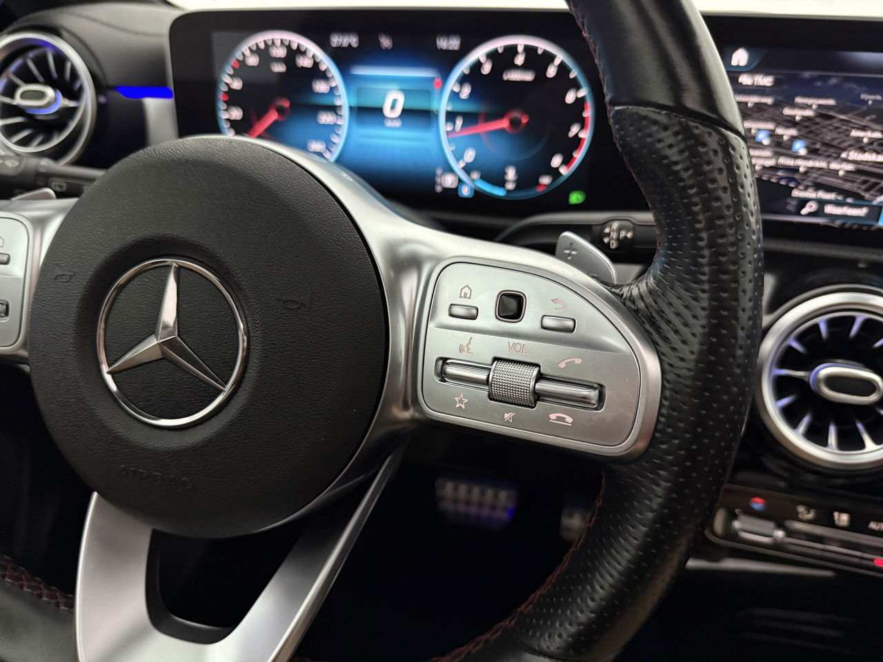 Mercedes-Benz A-Klasse 180 AMG | Pano | Sfeerverl. | Virtual | Camera | Carplay | LED