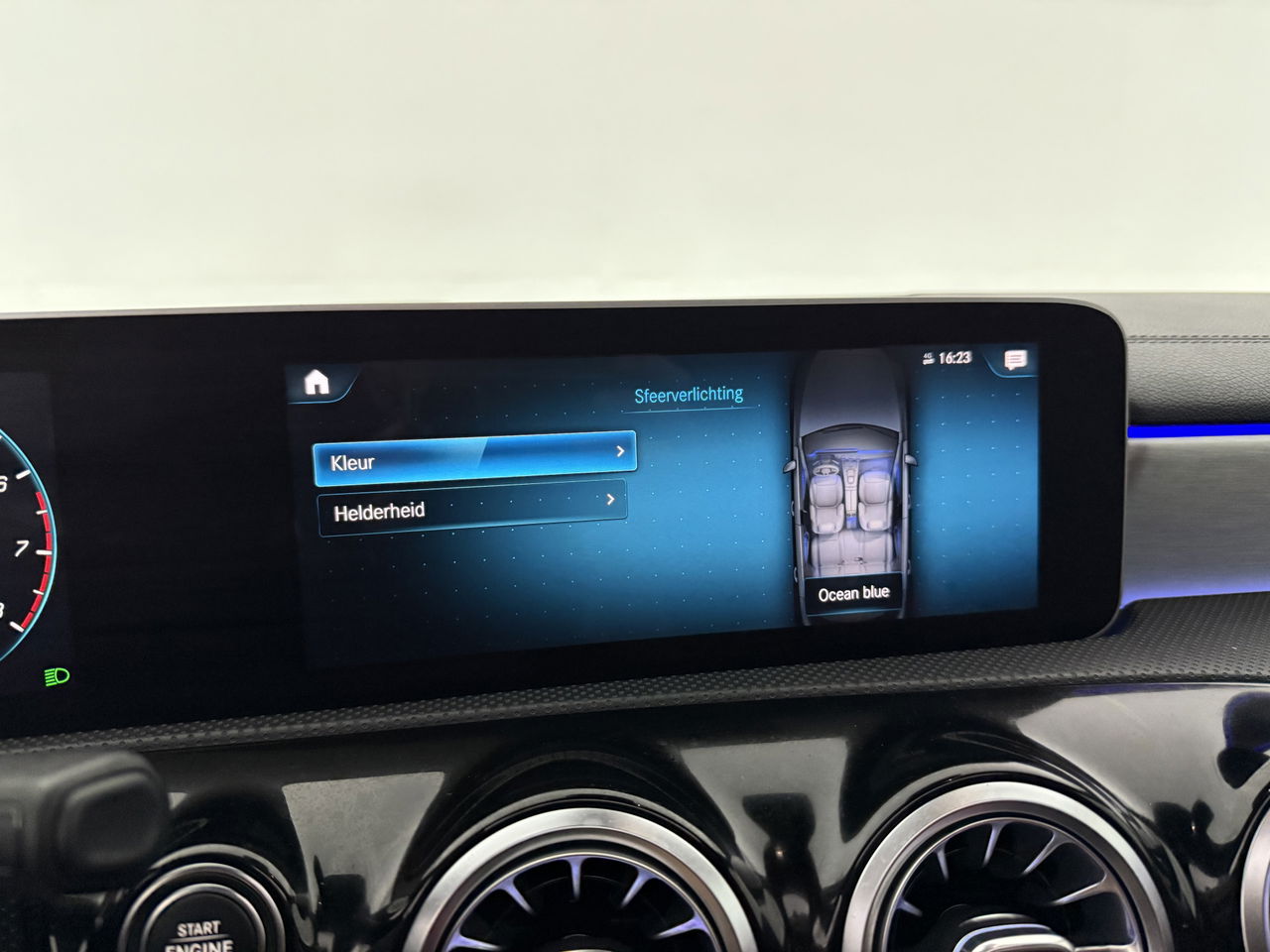 Mercedes-Benz A-Klasse 180 AMG | Pano | Sfeerverl. | Virtual | Camera | Carplay | LED