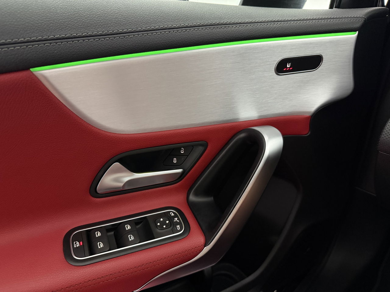 Mercedes-Benz A-Klasse 180 AMG | Pano | Sfeerverl. | Virtual | Camera | Carplay | LED