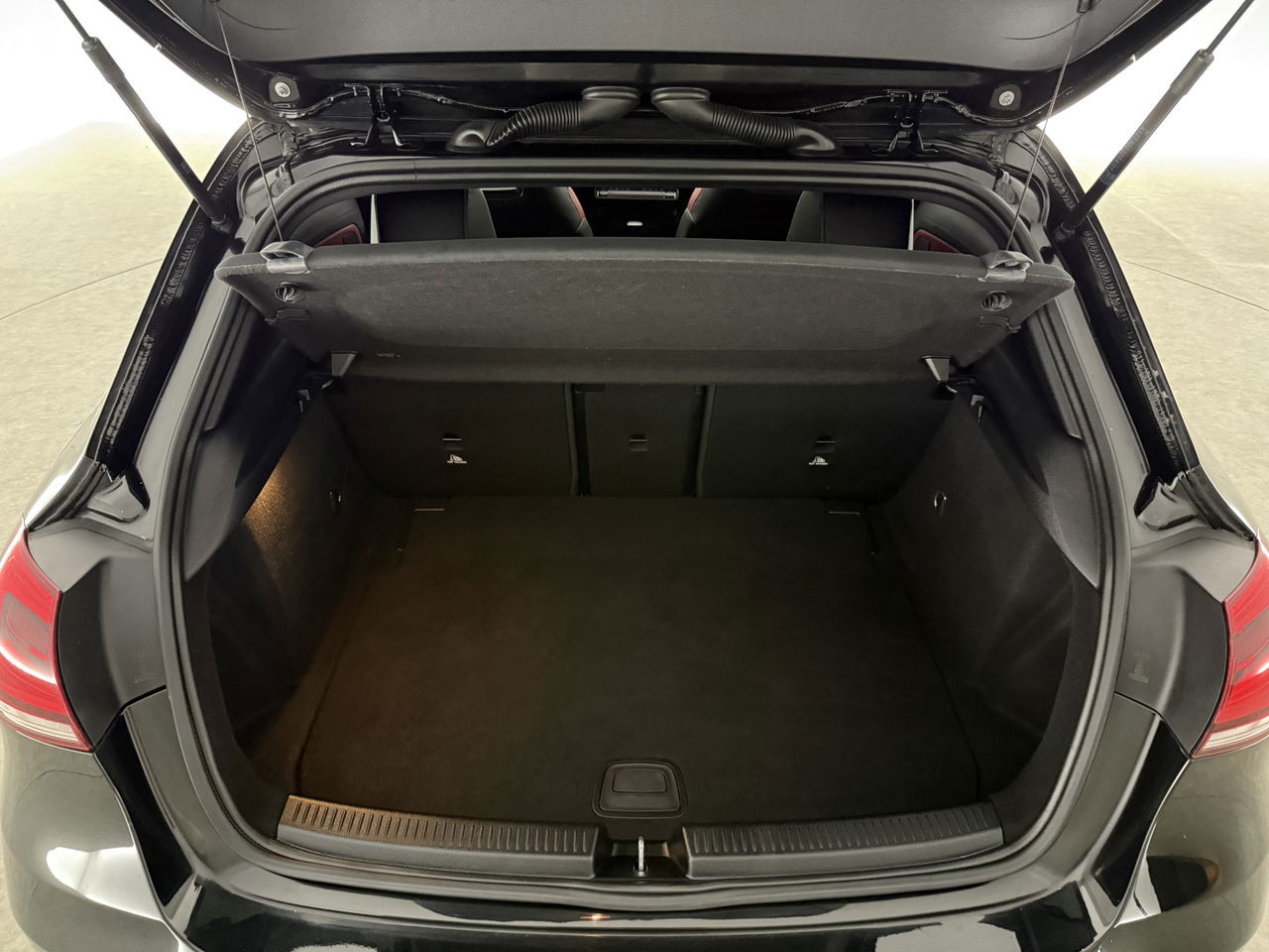 Mercedes-Benz A-Klasse 180 AMG | Pano | Sfeerverl. | Virtual | Camera | Carplay | LED