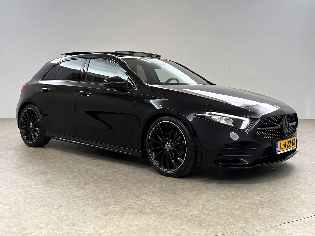 Mercedes-Benz A-Klasse 180 AMG | Pano | Sfeerverl. | Virtual | Camera | Carplay | LED