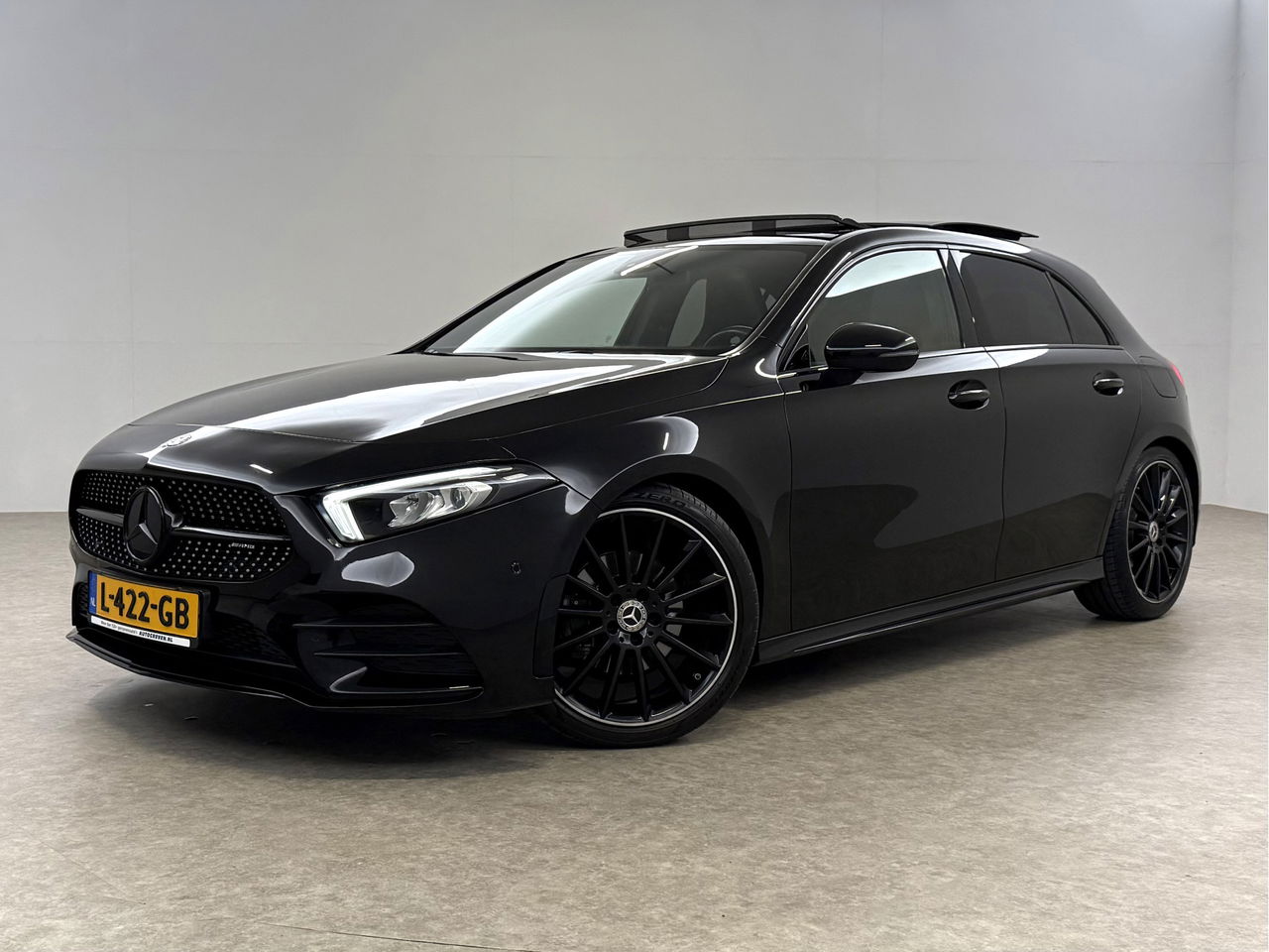 Mercedes-Benz A-Klasse 180 AMG | Pano | Sfeerverl. | Virtual | Camera | Carplay | LED