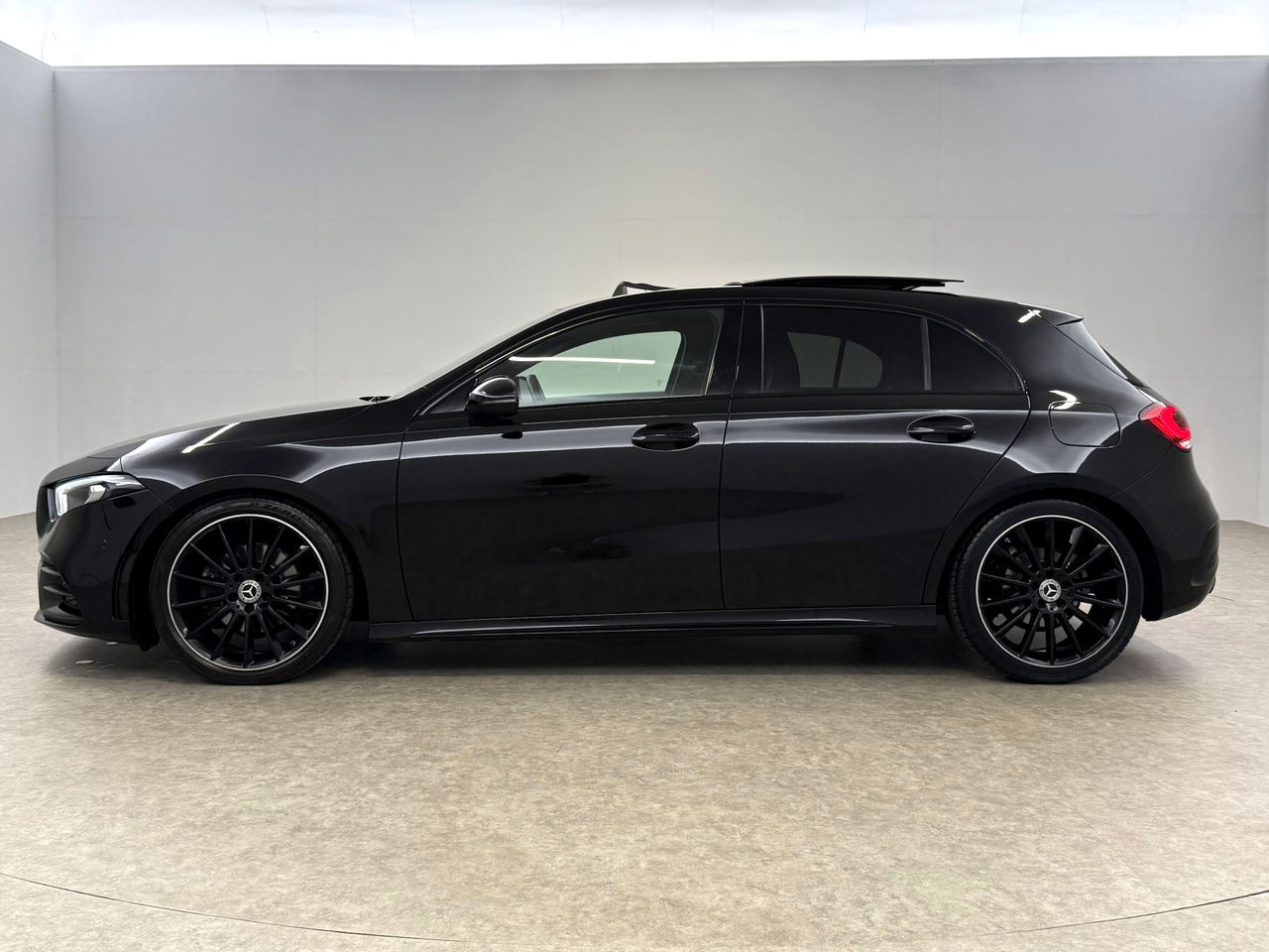 Mercedes-Benz A-Klasse 180 AMG | Pano | Sfeerverl. | Virtual | Camera | Carplay | LED
