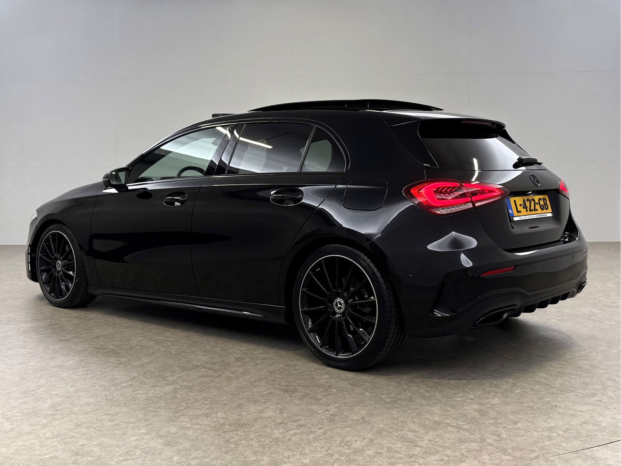 Mercedes-Benz A-Klasse 180 AMG | Pano | Sfeerverl. | Virtual | Camera | Carplay | LED