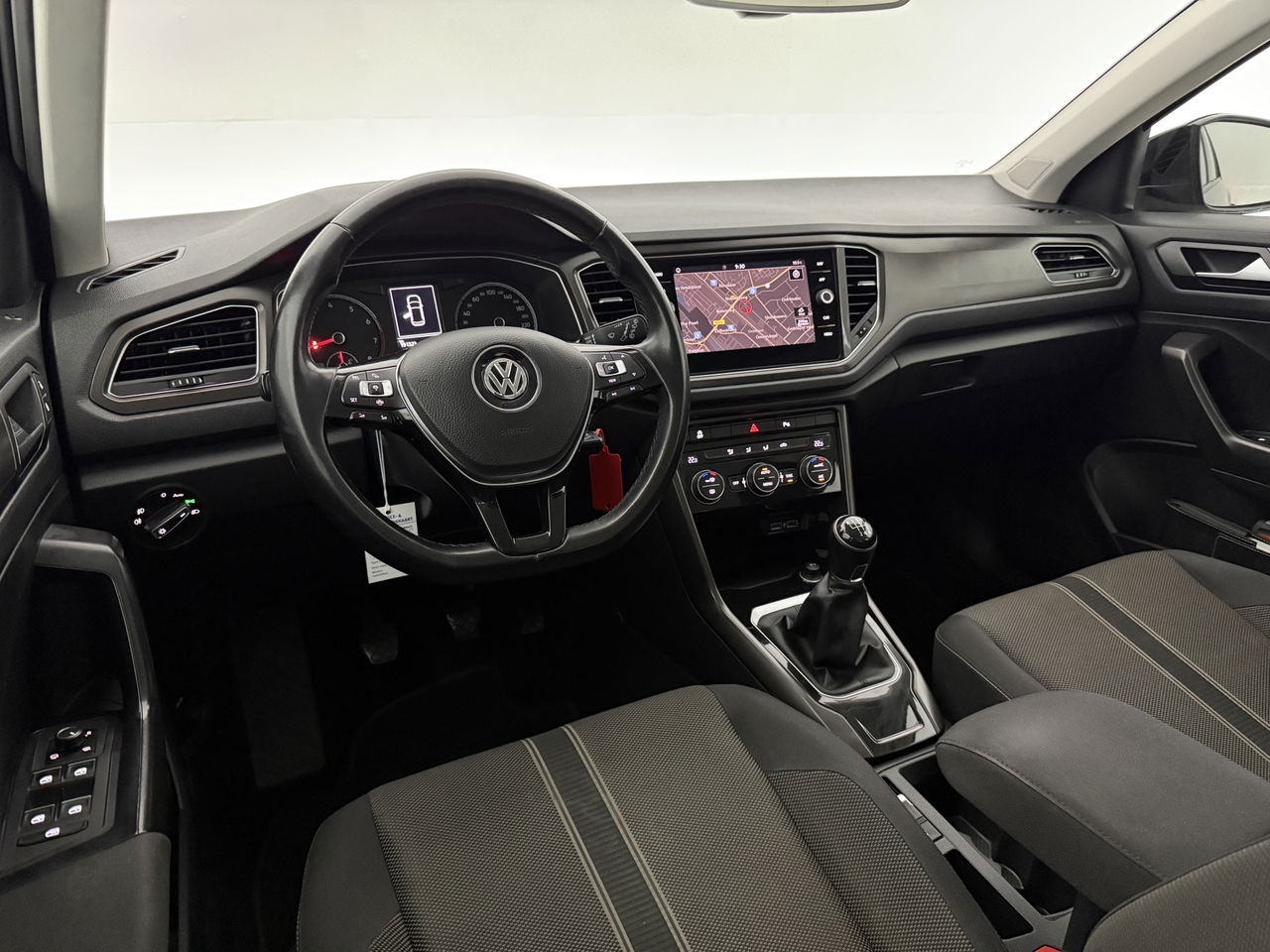 Volkswagen T-Roc TSI Style Business | Camera | Carplay | LED | Trekhaak | Adaptive-Cruise | Parkeersens. | 16"LMV